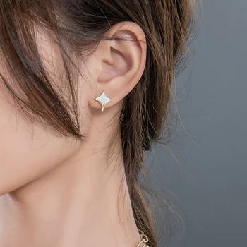 Arany színű aszimmetrikus négyágú csillag fülbevaló nőknek Divat piercing fülcsap Egyszerű ékszerek