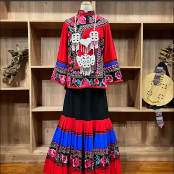 Yi etnikai kisebbség hagyományos női ruha, hímzett fáklya fesztivál előadási ruházat